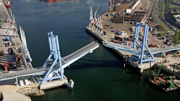 Ponte móvel em Matosinhos reabre hoje após mais de um mês em manutenção