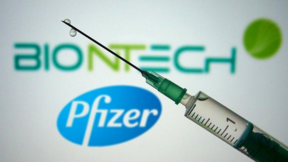 Pfizer investiga pessoas vacinadas que contraíram a doença