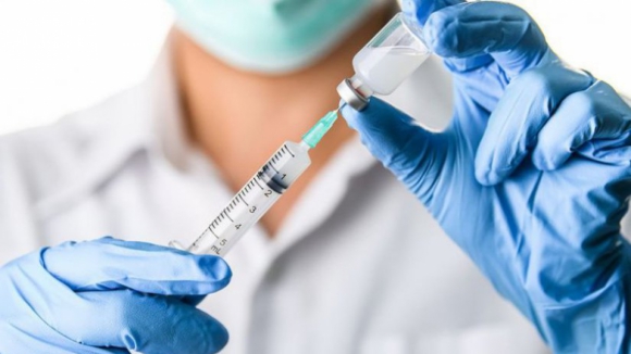 Covid-19: Desmaios após vacinas não são invulgares, diz responsável da EMA