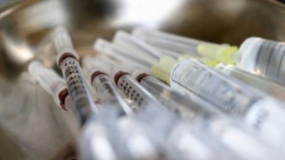 Governo afirma que previsões de chegada de vacinas permitem cumprimento tranquilo dos objetivos
