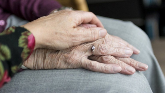 ECDC estima 20% do pessoal dos lares sem vacinação e pede cuidados para idosos