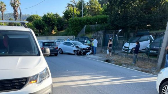 Colisão entre dois veículos provoca um ferido grave em Guimarães