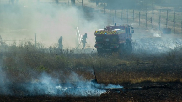 Cem operacionais combatem incêndio em Vila Pouca de Aguiar