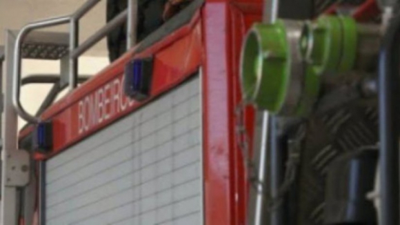 Despiste de veículo de combate a incêndios obriga a desencarceramento de um bombeiro