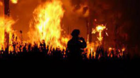 Quase 150 bombeiros combatem fogo em Mondim de Basto