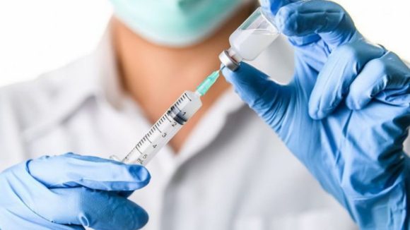 Mais de dois milhões de vacinas contra a gripe começam hoje a ser administradas a grupos de risco