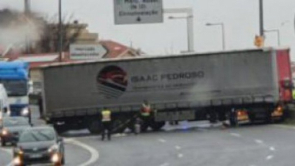 A28 cortada no sentido norte-sul em Vila do Conde para remoção de camião acidentado