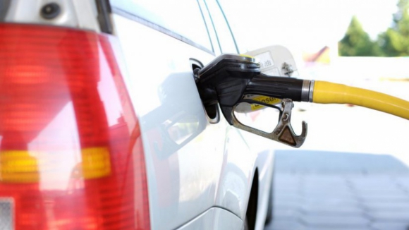 Impostos sobre gasóleo e gasolina baixam até 31 de janeiro. Governo devolve 60 ME de IVA arrecadados com subida dos combustíveis