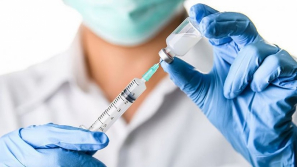 Autoagendamento de vacinas contra a gripe e terceira dose contra a covid-19 aberto a partir dos 65 anos