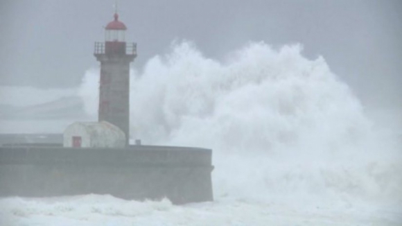 Sete distritos sob aviso laranja devido à agitação marítima com ondas que podem atingir 12 metros
