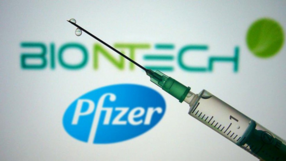 Covid-19: Vacina Pfizer/BioNTech "é eficaz" contra variante Ómicron com três doses