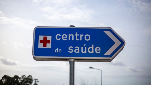 Médicos de família alertam para "caos absoluto" nos centros de saúde devido ao ritmo de aumento dos casos de covid-19