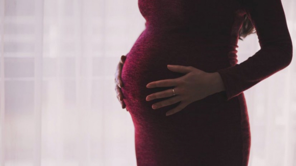 Covid-19: Estudo sugere que covid-19 é mais prejudicial no fim da gravidez