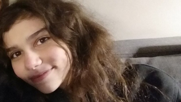 Mãe pede ajuda para encontrar filha de 16 anos desaparecida no Porto. Camisola e casaco da jovem encontrados no mar
