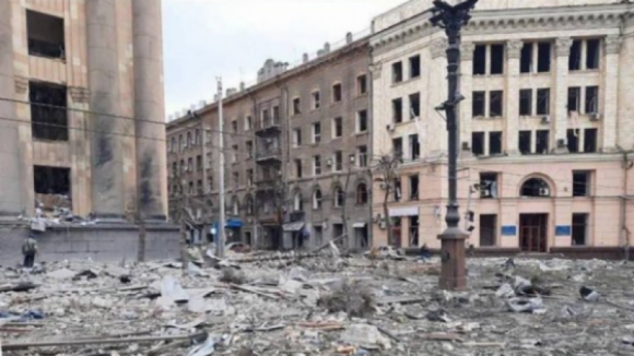  Novo bombardeamento em Kharkiv mata pelo menos 21 pessoas