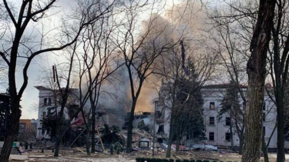 "Centenas de vítimas" em ataque russo a teatro em Mariupol