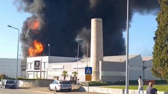Incêndio na fábrica ERT em São João da Madeira mobiliza 75 bombeiros. Não há registo de feridos