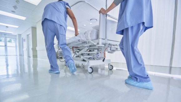 Profissionais de saúde pedem mudanças estruturais para evitar os encerramentos de urgências hospitalares no verão