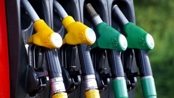 Gasolina vendida em média 1,3 cêntimos acima da referência e gasóleo 1,4 cêntimos abaixo