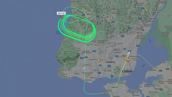 Avião que foi obrigado a voltar para trás aterrou em segurança em Lisboa