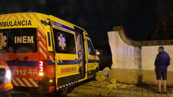 Ambulância do INEM dos Bombeiros de São Mamede Infesta roubada em serviço