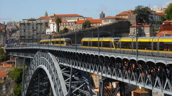 Jovens vão continuar a andar gratuitamente nos transportes públicos do Porto