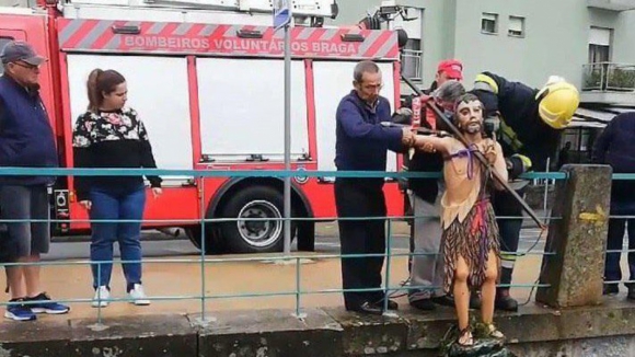 Bombeiros resgatam São João arrastado pelo rio em Braga