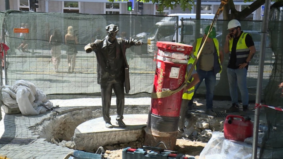 Estátua do Ardina removida temporariamente da Praça da Liberdade, no Porto, a propósito das obras da nova linha de metro