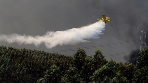 Inc&ecirc;ndios: IPMA mant&eacute;m distritos do interior norte e centro em aviso vermelho