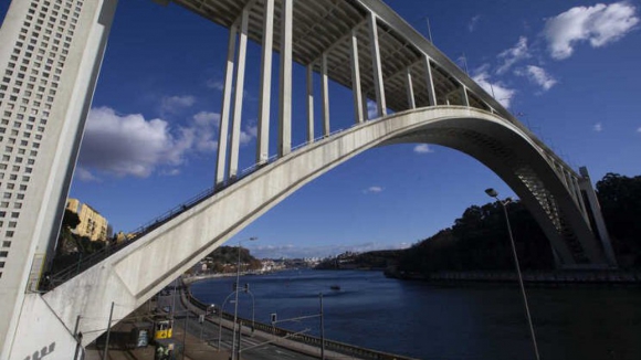 Moradores pedem ajuda para n&atilde;o ficarem a dormir debaixo da nova ponte do Metro do Porto