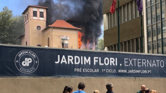 Incêndio está a destruir colégio no Porto