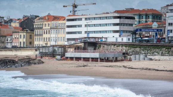 Ministro do Ambiente pediu desculpa por informação dada sobre a praia do Ourigo no Porto