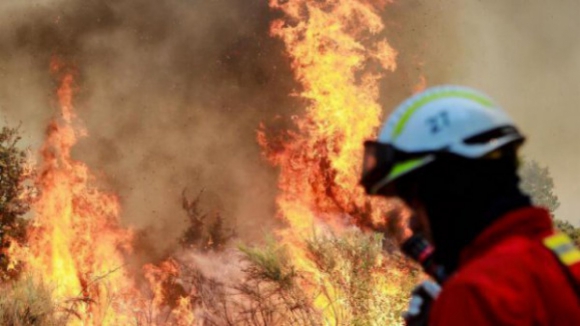 Incêndio em Vila Pouca de Aguiar avança em três frentes