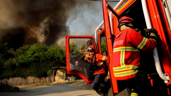 Incêndio em Paços de Ferreira dirige-se para concelho de Santo Tirso