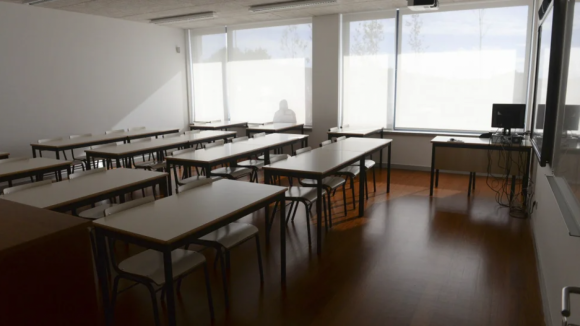 Elevada rotatividade de professores afeta mais as escolas carenciadas, revela estudo