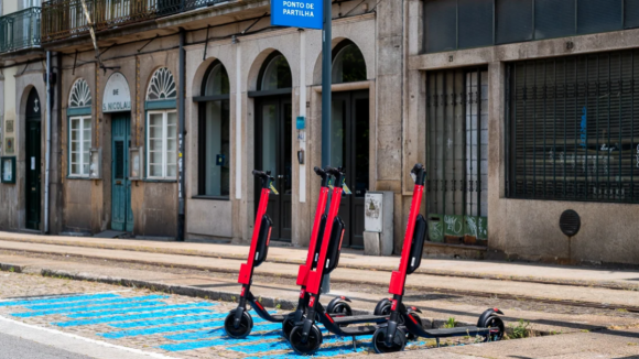 Trotinetes elétricas circulam pelo Porto em zonas proibidas pelo regulamento