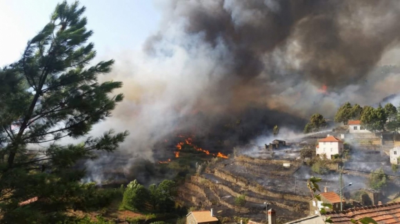 Fogo na Serra da Estrela com reacendimento obriga a evacuar aldeia