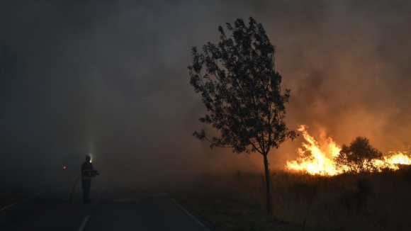 Incêndio na Guarda está "completamente descontrolado." Contacto com bombeiros desaparecidos foi reestabelecido