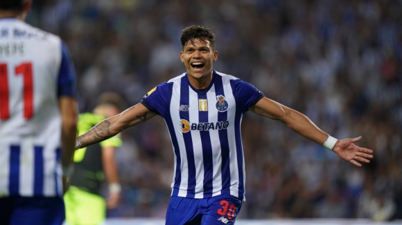 FC Porto vs Sporting: Evanilson coloca "Dragões" em vantagem ao intervalo 