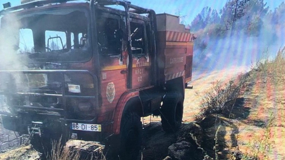 Autotanque dos Bombeiros de Carnaxide arde em incêndio de Valpaços