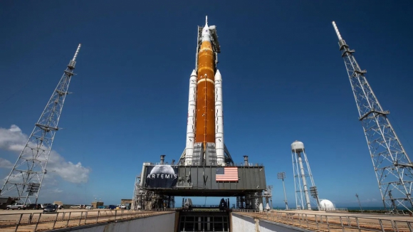 Humanos voltam &agrave; Lua.&nbsp;Foguet&atilde;o que vai levar astronautas faz hoje&nbsp;primeiro voo de teste