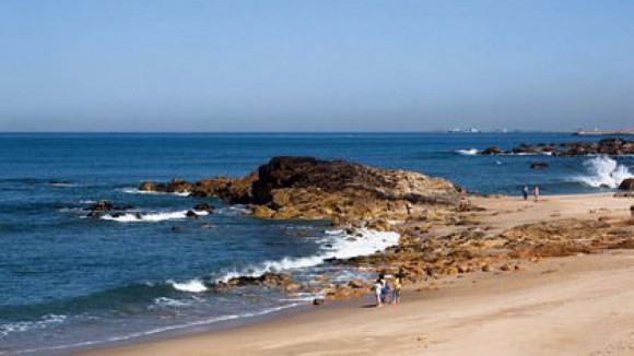 Dois desaparecidos em naufr&aacute;gio de barco em praia de Gaia&nbsp;