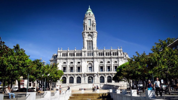 Câmara do Porto diz que abrigos invertidos são "melhor solução" em passeios estreitos