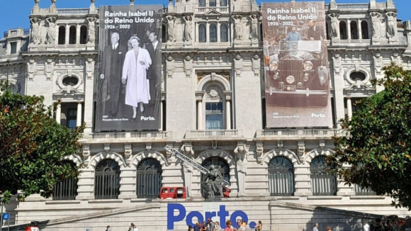 Porto homenageia Rainha Isabel II com fotos na fachada da Câmara
