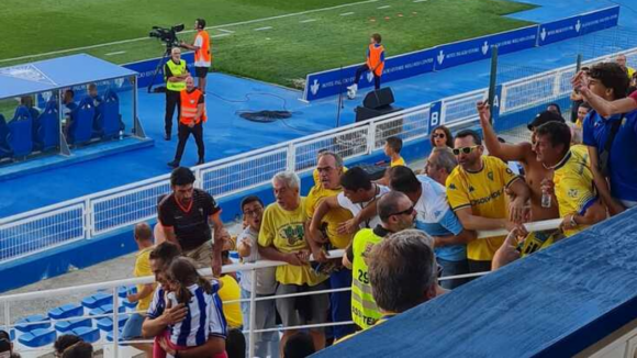 Adepto do FC Porto com filha ao colo insultado e expulso da bancada no Estoril. As imagens do incidente