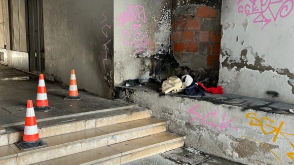 Grupo de desconhecidos ateia fogo a sem-abrigo no Porto 