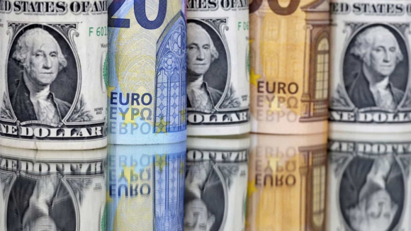 Euro e libra recuam para mínimos de décadas face ao dólar