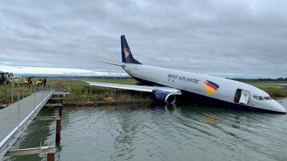 Avião falha pista e aterra em lago no sul de França