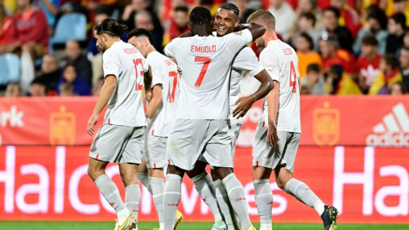 Suíça derrota Espanha e dá 'empurrão' a Portugal