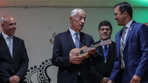 Marcelo recebe ukulele em São José e manifesta intenção de visitar Havai